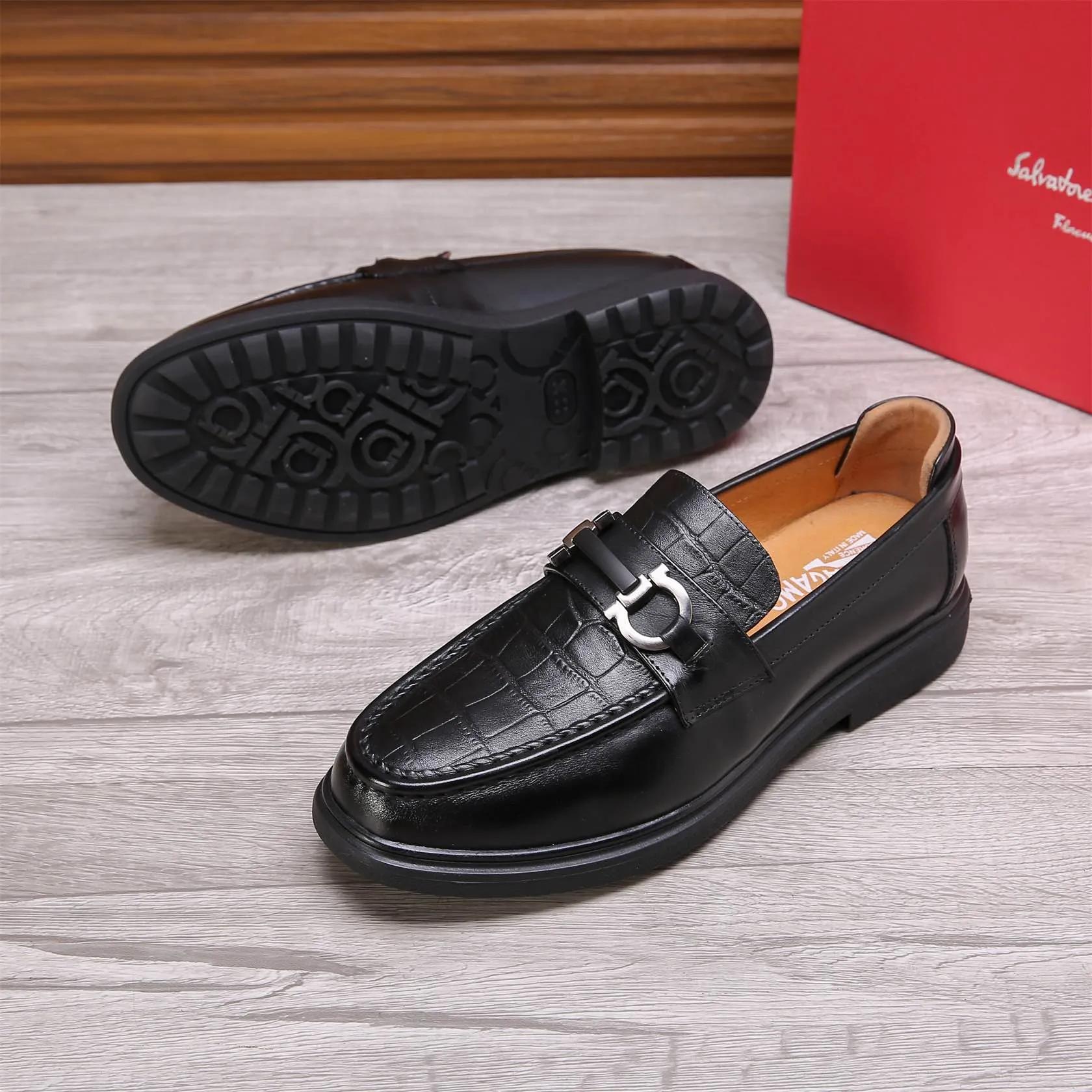 Men's shoes 💰460 🕷🕷🐂【Ferragamo】Ferragamo Popular fashionable casual shoes🇨🇳Official website counter 1:1 production, original mold opening💯Good quality visible, imported high-end first-layer waxed calfskin, water-dyed🐂leather lining🌿very clear texture, high-quality waterproof, non-slip and wear-resistant outsole🎋high quality and low price, truly handmade🍓Black optional! Code number 38-44 (45-46 customized)......